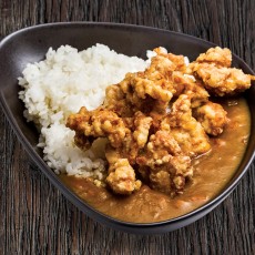 Japán curry párolt rizzsel, káposzta salátával és gyömbérrel pácolt ropogós csirkecomb falatokkal