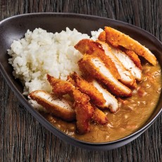 Japán curry párolt rizzsel, káposzta salátával és panko bundás csirkemellel