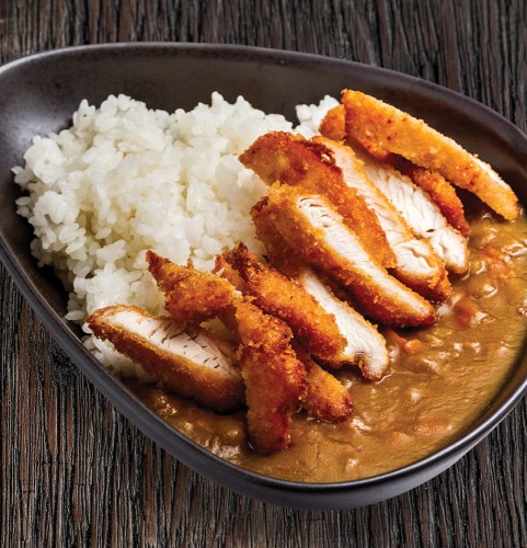 Japán curry párolt rizzsel, káposzta salátával és panko bundás csirkemellel